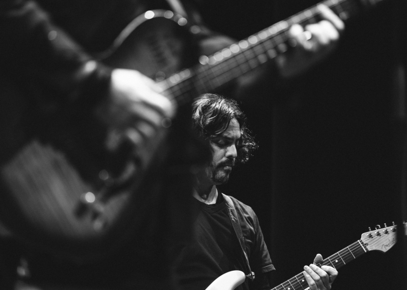 Maikel entre guitarras